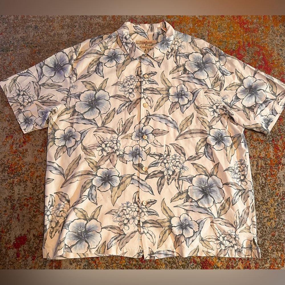Tommy Bahama Original Fit 100% Silk Mens Shorts Sleeve Button Up Hawiian Floral